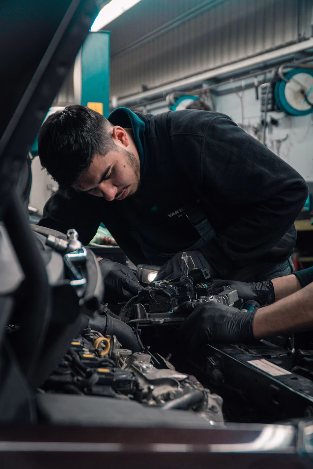 Mechanik w serwisie naprawiający samochód ciężarowy TMTRUCKS